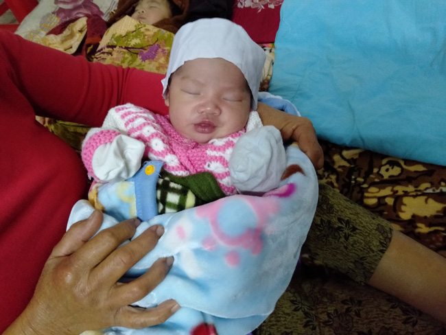 Tiếng khóc xé lòng vì khát sữa của bé gái mới chào đời đã mất mẹ-3