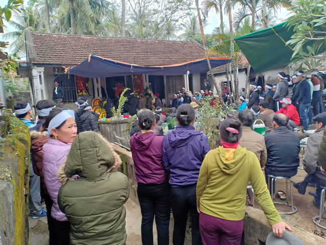 Tiếng khóc xé lòng vì khát sữa của bé gái mới chào đời đã mất mẹ-5