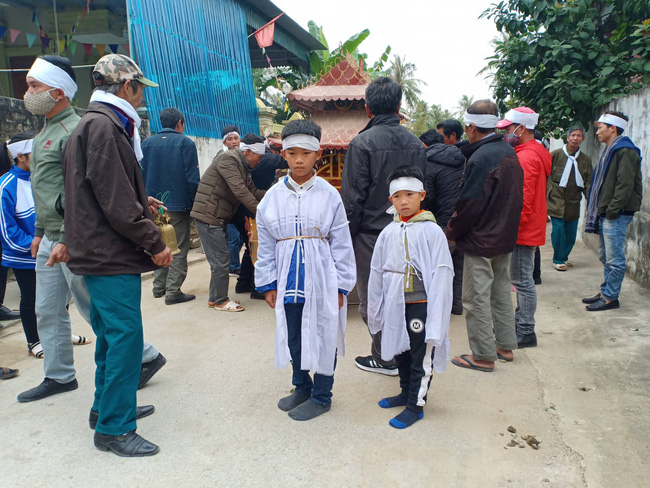 Tiếng khóc xé lòng vì khát sữa của bé gái mới chào đời đã mất mẹ-7