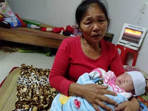 Tiếng khóc xé lòng vì khát sữa của bé gái mới chào đời đã mất mẹ