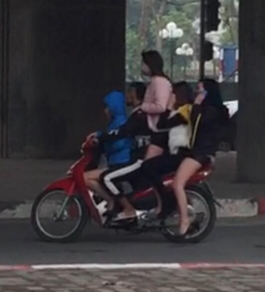 Xôn xao đoạn clip 4 cô gái xinh xắn đứng, ngồi trên chiếc xe Wave lao vun vút giữ phố Hà Nội-1