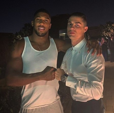 C.Ronaldo bất ngờ đọ nắm đấm” với nhà vô địch quyền anh thế giới-1