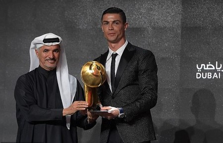 C.Ronaldo bất ngờ đọ nắm đấm” với nhà vô địch quyền anh thế giới-2