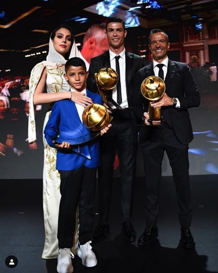 C.Ronaldo bất ngờ đọ nắm đấm” với nhà vô địch quyền anh thế giới-3