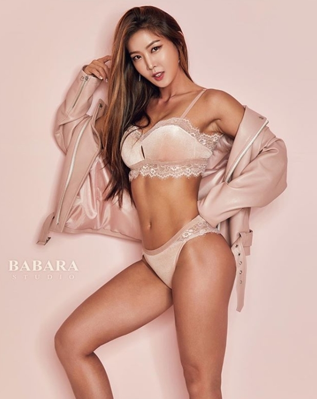 3 người đẹp Hàn Quốc sở hữu cơ bắp cuồn cuộn đàn ông cũng phải e dè-4