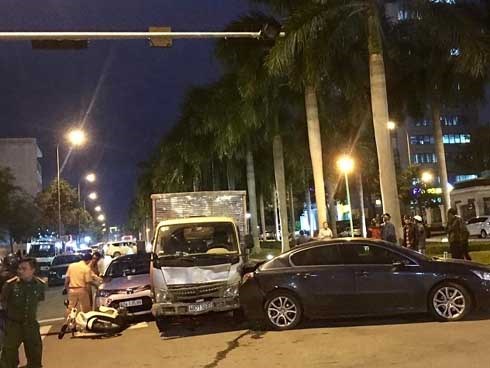 Xe tải tông loạt ô tô, xe máy dừng đèn đỏ ở Đà Nẵng