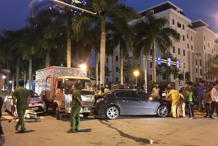 Xe tải tông loạt ô tô, xe máy dừng đèn đỏ ở Đà Nẵng-2