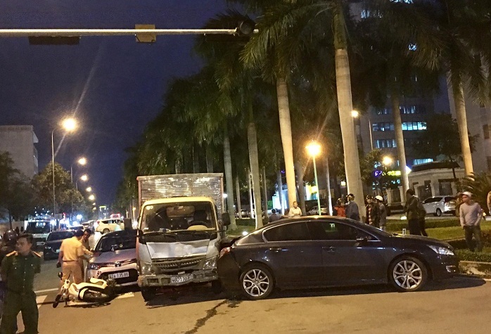 Xe tải tông loạt ô tô, xe máy dừng đèn đỏ ở Đà Nẵng-1
