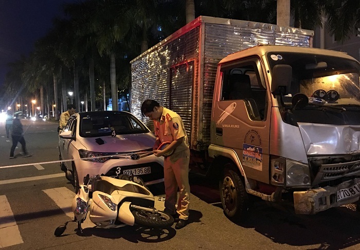 Xe tải tông loạt ô tô, xe máy dừng đèn đỏ ở Đà Nẵng-3
