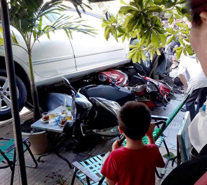 Ô tô lao sang đường cuốn hàng loạt xe máy, nữ tài xế bình tĩnh xuống xe bỏ vào trong nhà không nói tiếng nào-1