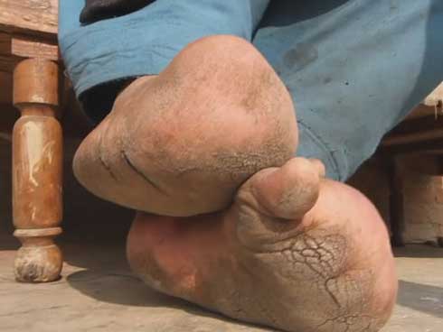 Suýt chết vì tài xế xe công-ten-nơ biểu diễn drift đổ đèo-1