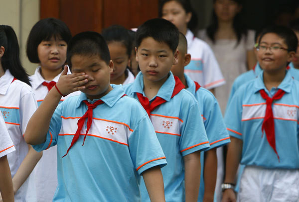 Học sinh đột tử và thế hệ mang trên lưng gánh nặng bài tập về nhà-2