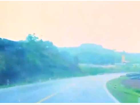 CLIP: Bị đạp lia lịa giữa ngõ vắng, cô gái vội chạy vào nhà dân để trốn-2