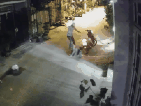 CLIP: Bị đạp lia lịa giữa ngõ vắng, cô gái vội chạy vào nhà dân để trốn