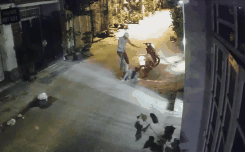 CLIP: Bị đạp lia lịa giữa ngõ vắng, cô gái vội chạy vào nhà dân để trốn-1