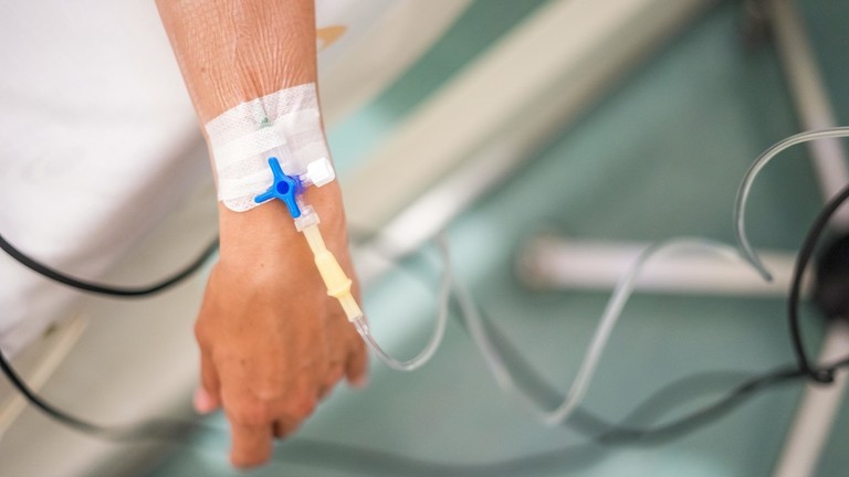 Sống thực vật 14 năm, cô gái bỗng nhiên có bầu, sinh con-1