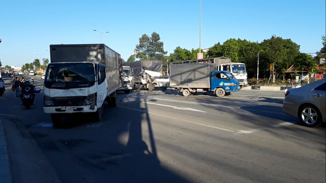 Xe tải tông 2 ô tô đang dừng đèn đỏ, phụ xe văng ra ngoài đứt lìa bàn chân-1