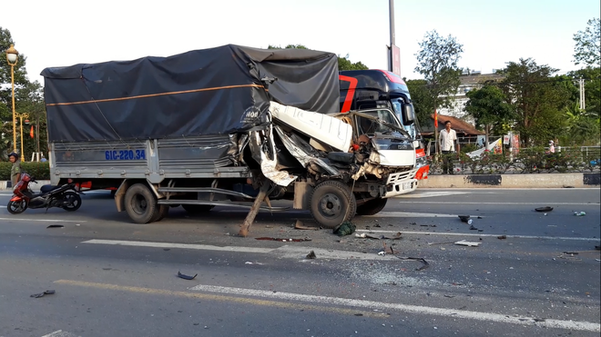 Xe tải tông 2 ô tô đang dừng đèn đỏ, phụ xe văng ra ngoài đứt lìa bàn chân-2