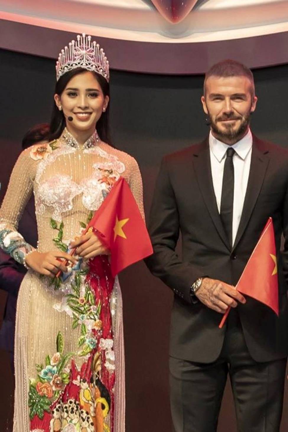 Lộ nội y khi mặc áo dài: Gây tranh cãi nhất là lần Tiểu Vy gặp David Beckham?-3