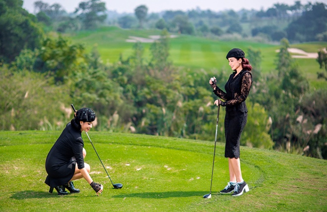 Thúy Hằng - Thúy Hạnh cổ điển và sang trọng khi hóa thân làm golf thủ-12