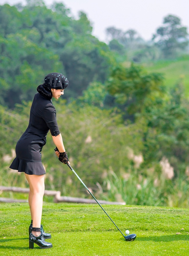 Thúy Hằng - Thúy Hạnh cổ điển và sang trọng khi hóa thân làm golf thủ-2