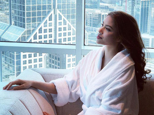 Phạm Hương khoe mái tóc dài của mẹ cha, dân mạng vẫn khẳng định cô vừa sinh xong chỉ vì 1 chi tiết-7