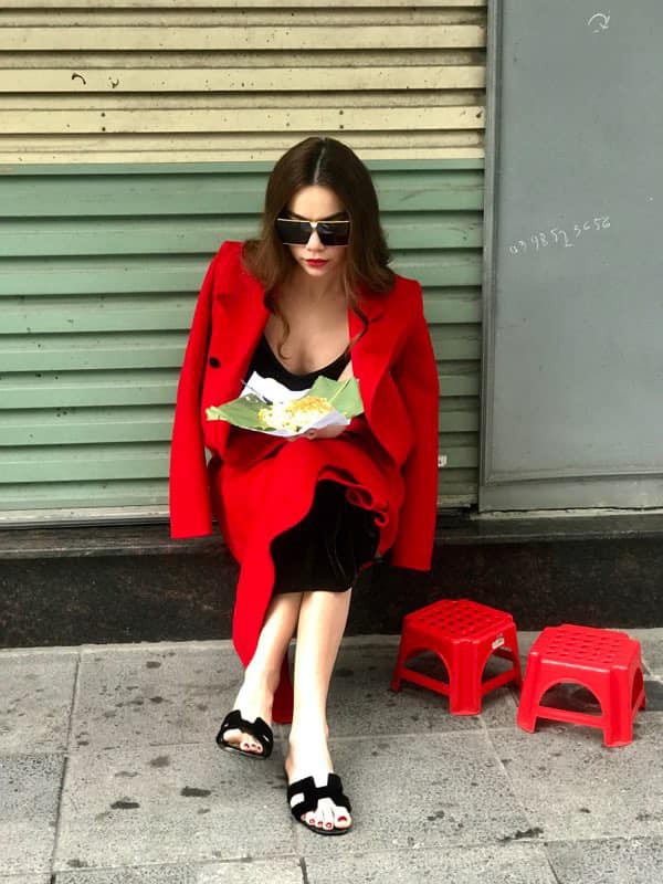 Đi ăn xôi cũng phải sang chảnh như Hà Hồ: Đeo kính râm, diện áo đỏ rực nổi bật cả góc phố-1