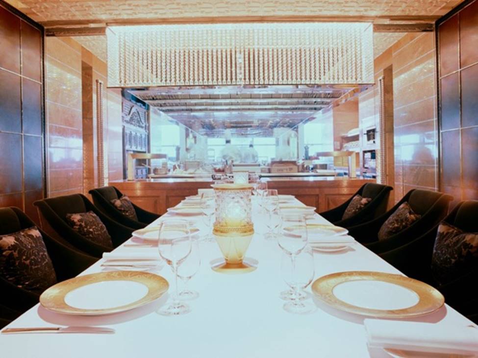 Tài sản chất đống, giới siêu giàu vung tiền ăn chơi ra sao ở Hong Kong hoa lệ?-18