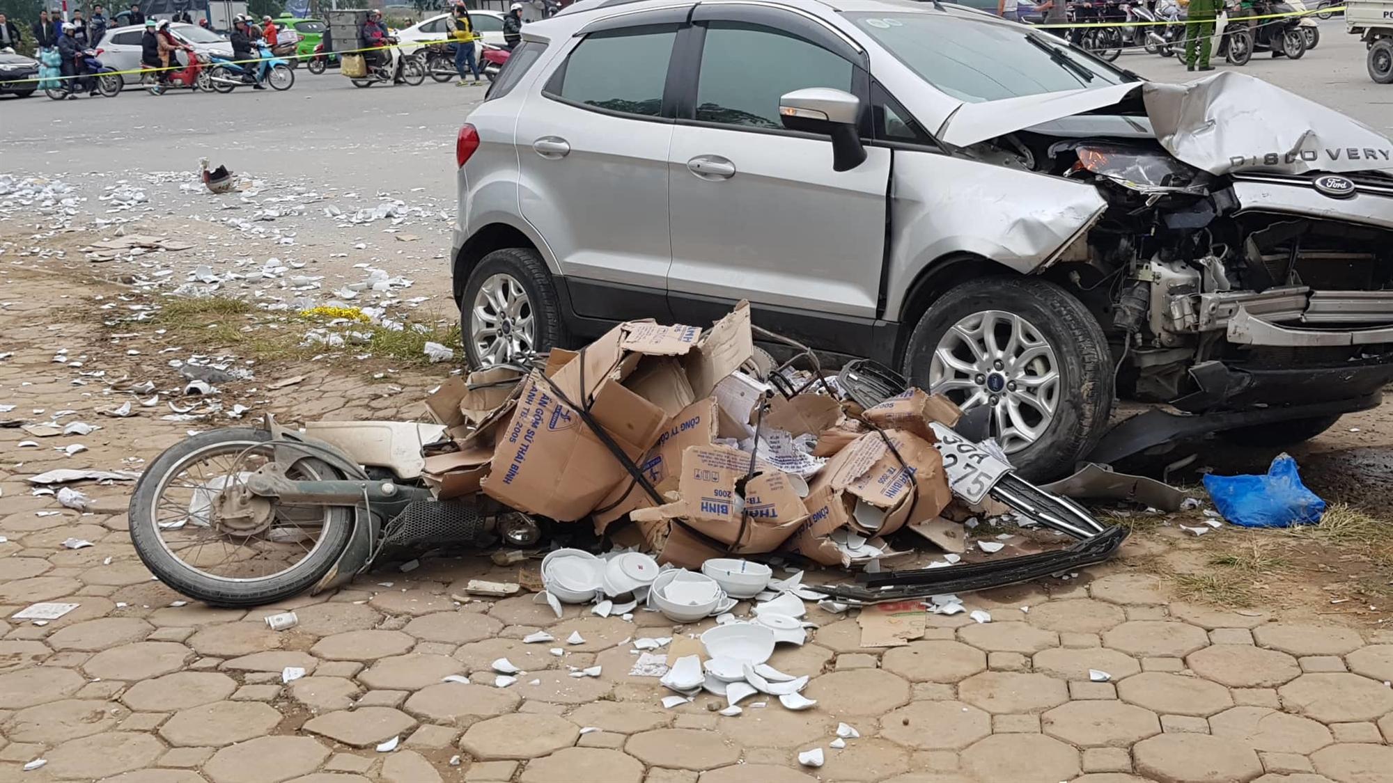 Hà Nội: Ô tô tông liên hoàn, 2 vợ chồng chết thảm trên đường đi ăn cỗ về-2