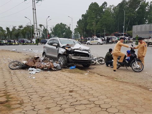 Hà Nội: Ô tô tông liên hoàn, 2 vợ chồng chết thảm trên đường đi ăn cỗ về