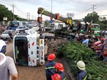 Hiện trường vụ xe tải tông hàng loạt xe máy dừng đèn đỏ giữa giao lộ Sài Gòn khiến nhiều người hoảng sợ-6