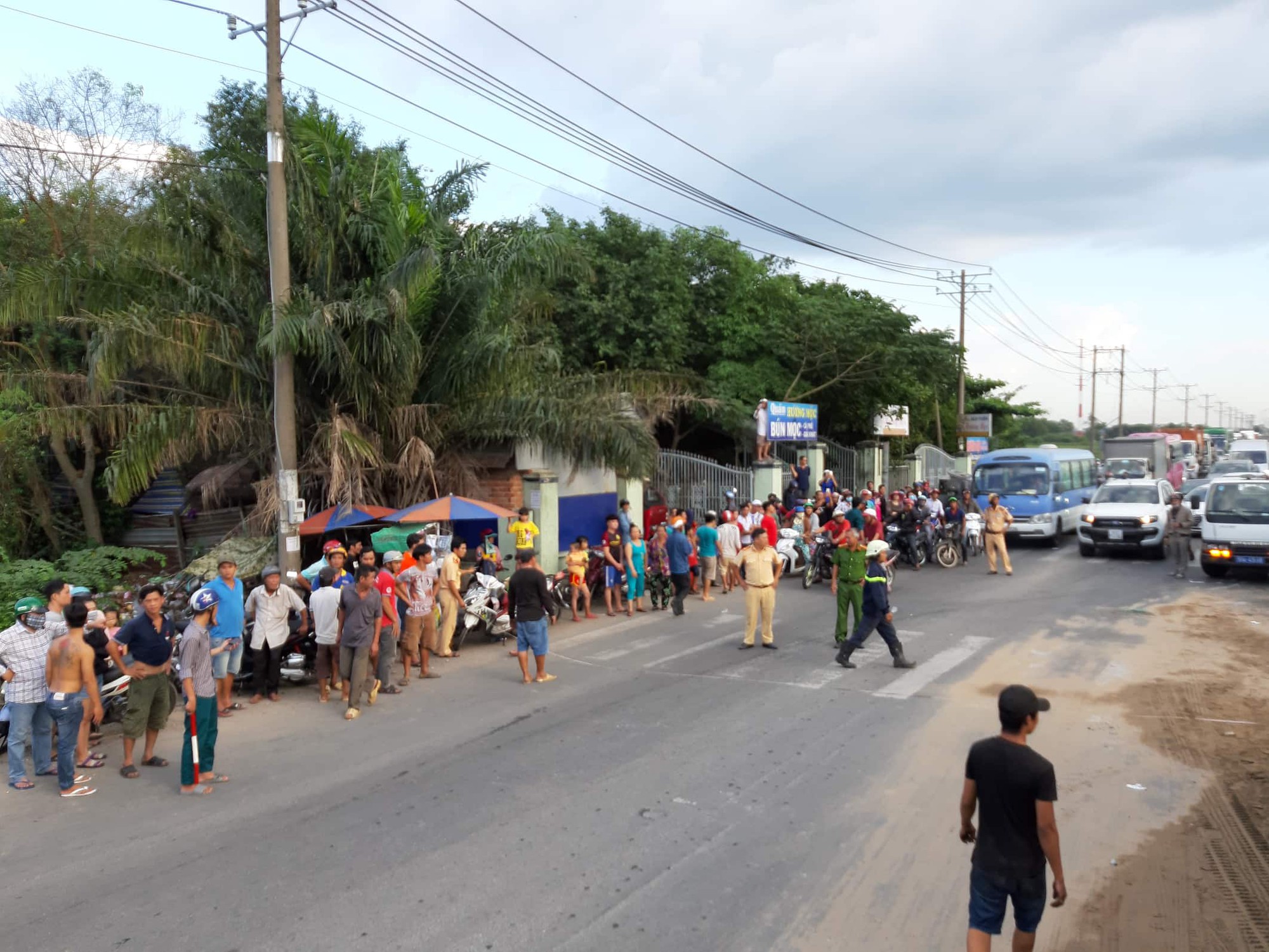 TP.HCM: Xe ben cuốn 2 xe máy vào gầm rồi lật ngang khiến 1 người chết, 2 người bị thương-3