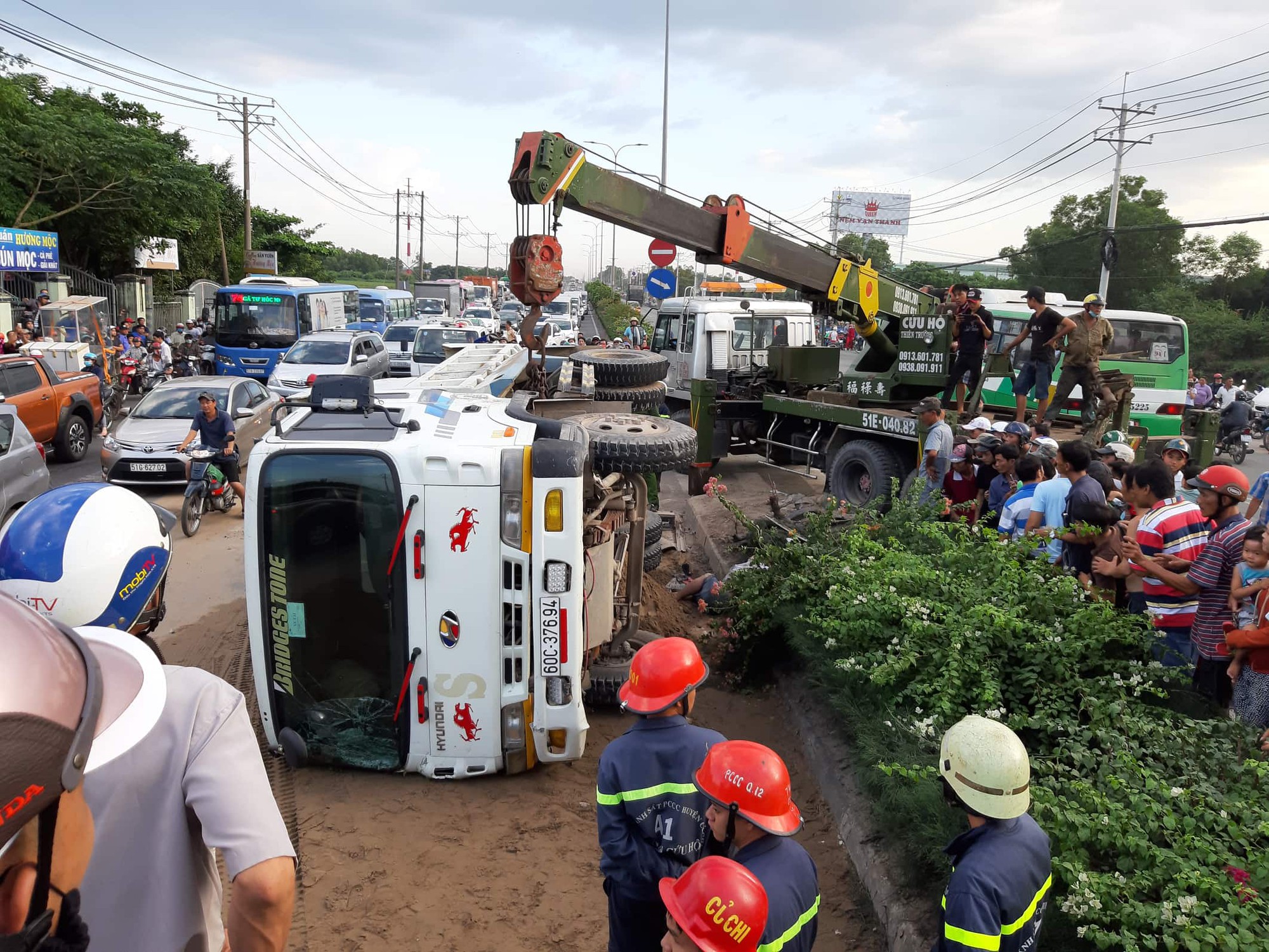 TP.HCM: Xe ben cuốn 2 xe máy vào gầm rồi lật ngang khiến 1 người chết, 2 người bị thương-1