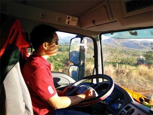 Vụ trộm dầu giữa ban ngày của chủ xe sang khiến tài xế ngỡ ngàng