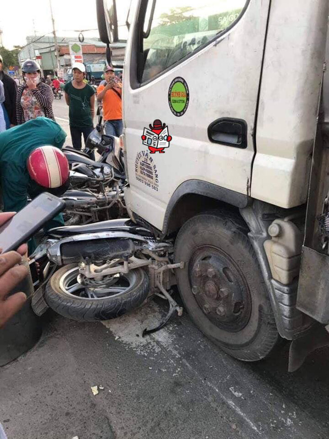 Hiện trường vụ xe tải tông hàng loạt xe máy dừng đèn đỏ giữa giao lộ Sài Gòn khiến nhiều người hoảng sợ-1