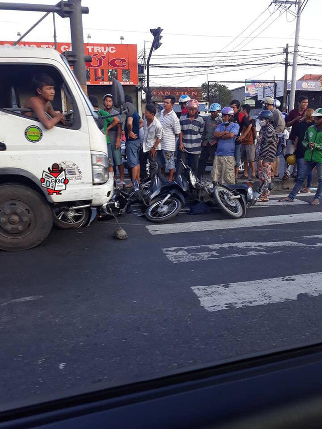 Hiện trường vụ xe tải tông hàng loạt xe máy dừng đèn đỏ giữa giao lộ Sài Gòn khiến nhiều người hoảng sợ-2