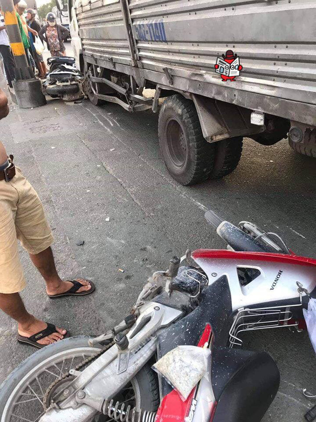 Hiện trường vụ xe tải tông hàng loạt xe máy dừng đèn đỏ giữa giao lộ Sài Gòn khiến nhiều người hoảng sợ-3