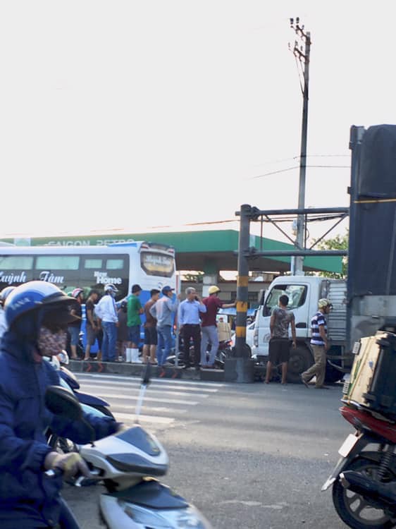 Hiện trường vụ xe tải tông hàng loạt xe máy dừng đèn đỏ giữa giao lộ Sài Gòn khiến nhiều người hoảng sợ-4