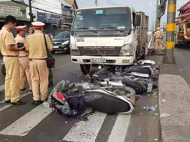 Hiện trường vụ xe tải tông hàng loạt xe máy dừng đèn đỏ giữa giao lộ Sài Gòn khiến nhiều người hoảng sợ-5