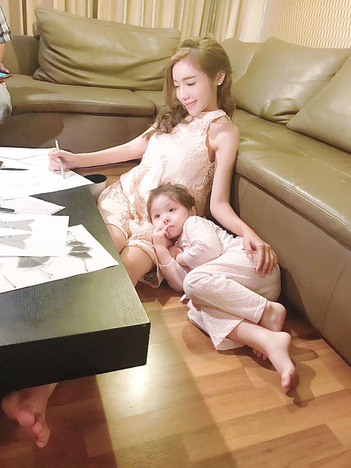 Elly Trần quay clip con gái nói chuyện, không ngờ Cadie vô tư để lộ về bố trong clip-1