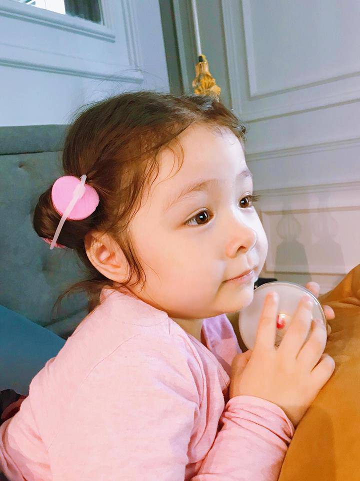 Elly Trần quay clip con gái nói chuyện, không ngờ Cadie vô tư để lộ về bố trong clip-5