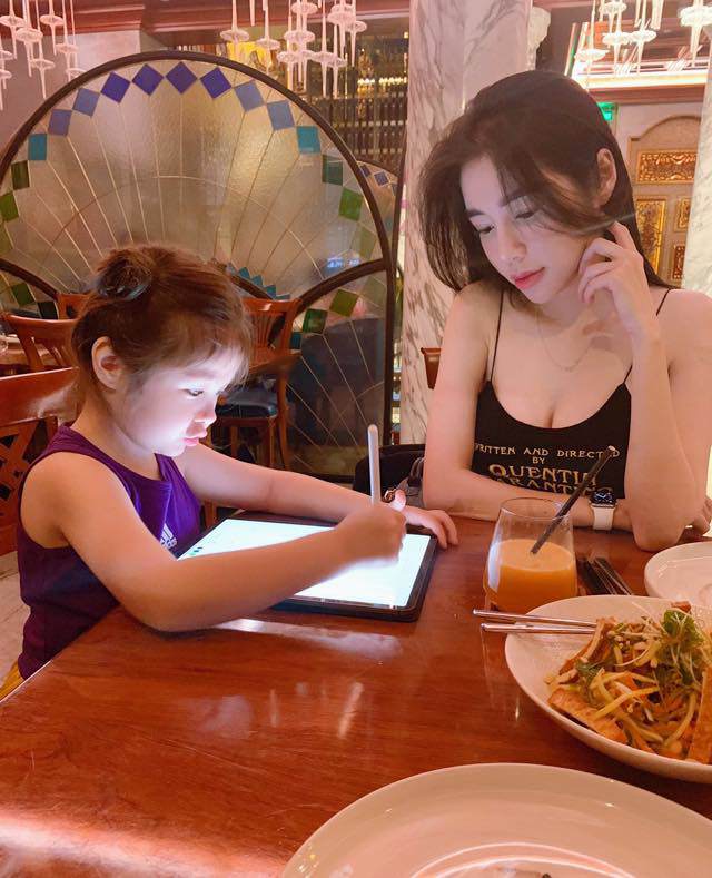 Elly Trần quay clip con gái nói chuyện, không ngờ Cadie vô tư để lộ về bố trong clip-4