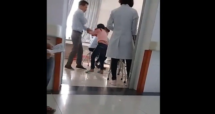 Xác minh danh tính người bố đánh con gái 7 tuổi tại bệnh viện ở Bắc Ninh-1