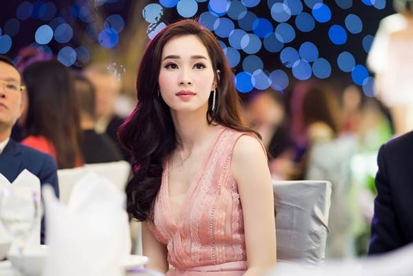 Hoa hậu Đặng Thu Thảo đẹp không tì vết với sắc hồng pastel-6