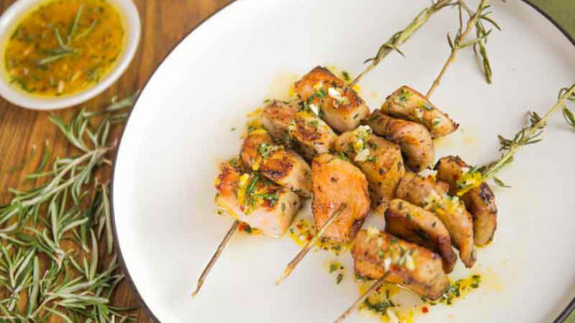 Không cần bếp nướng cầu kỳ, chỉ dùng duy nhất chiếc chảo mà tôi làm được thịt xiên nướng ngon chưa từng thấy-7