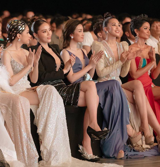 Cử chỉ tình bể bình Hoa hậu Tiểu Vy dành cho Đỗ Mỹ Linh ngay trên sóng truyền hình trực tiếp gây bão MXH-1