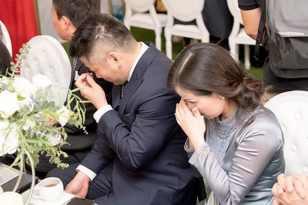 Mẹ ruột Á hậu Tú Anh bất ngờ viết status xin lỗi sau khi con gái công khai chuyện sinh con-4