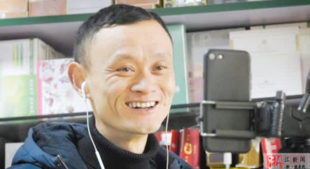 Chủ cửa hàng tạp hóa Trung Quốc kiếm bộn tiền nhờ sở hữu ngoại hình giống Jack Ma-1