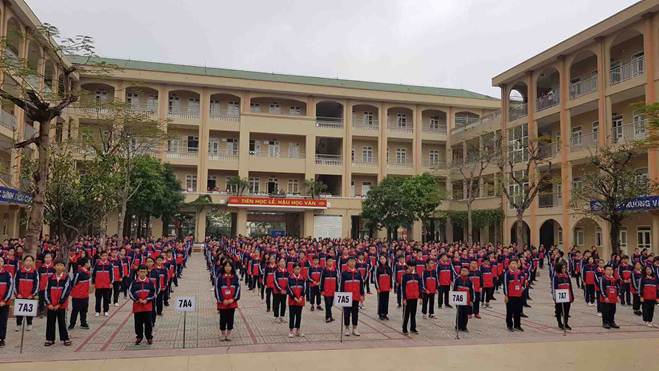 Học sinh lớp 6 lấy 30 triệu đồng của bố đi chia cho cả lớp-3