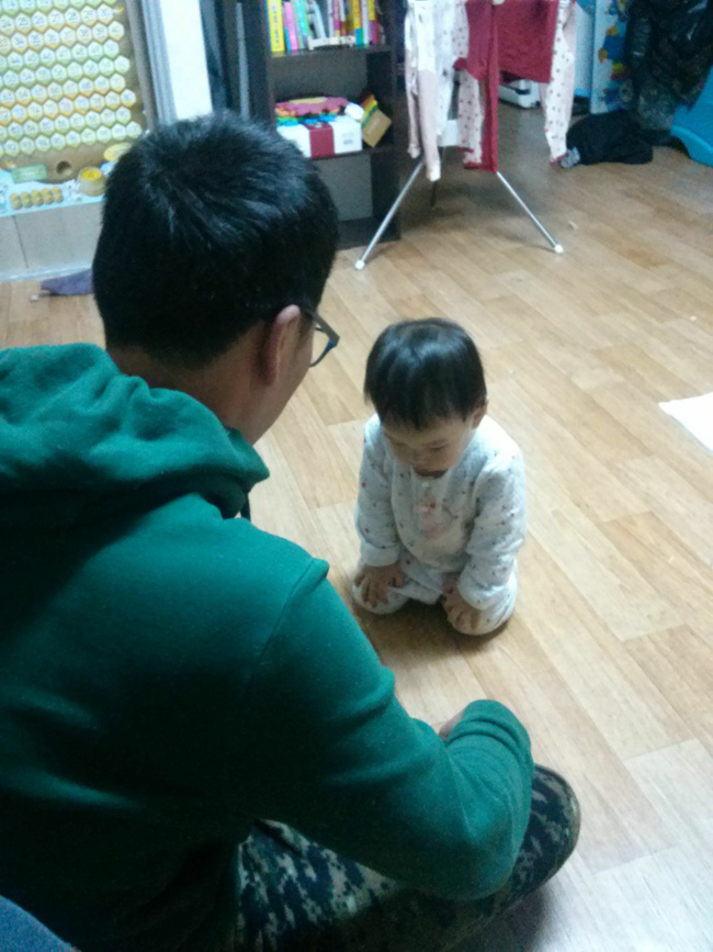 Ông bố trẻ khổ sở khi buộc phải hoãn chuyến bay, đến khi biết lý do thì ai nấy đều cười lăn lộn-2